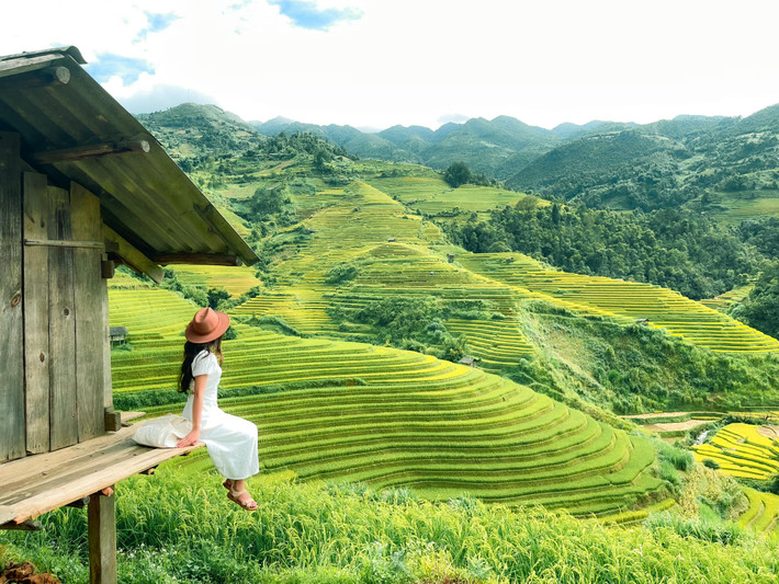 Mù Cang Chải chủ yếu là các khách sạn bình dân, homestay kiểu phòng trọ, nhà sàn, và không nhiều sự lựa chọn cao cấp. Nhà sàn, homestay là hình thức lưu trú phổ biến ở Mù Cang Chải, các nhà sàn có phòng ngủ tập thể cho từ 10 đến 30 người. Du khách có thể dễ dàng tìm một nhà sàn hay homestay xung quanh các điểm du lịch nổi tiếng như Bản Thái, khu ruộng bậc thang La Pán Tẩn, Tú Lệ...Một số homestay được du khách săn đón nhiều nhất phải kể đến như: Suối Kim 2, Hello Mù Cang Chải, Lapantan Paradise, Quân Pỏm Homestay, Khau Phạ House,…có giá dao động từ 150 000 đồng/đêm đến 300.000 đồng/đêm. Ảnh: Riri Phương Trinh