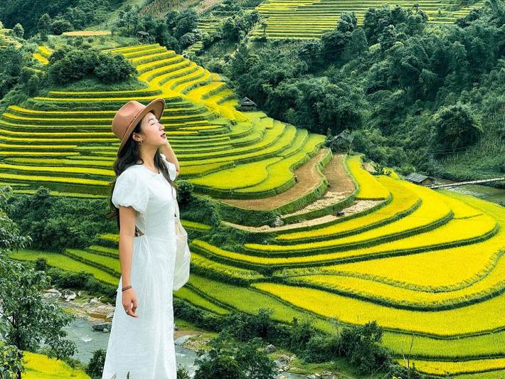 Cảnh thiên nhiên tươi đẹp, không gian yên bình, hoạt động trải nghiệm ngắm mùa lúa xanh,…là những điều thú vị khi đến Mù Cang Chải. Nơi đây còn làm du khách lưu luyến với nhiều đặc sản, ẩm thực đặc trưng như gà Đen, lợn bản, xôi nếp nương, Cá Suối, cá hồi cá tầm Khau Phạ, măng rừng, cải mèo,…Ngoài ra, ăn vặt đem về làm quà không thể không nhắc tới cốm xanh Tú Lệ, giá ngày mùa là 90.000 đồng/kg cốm tươi. Ảnh: Riri Phương Trinh