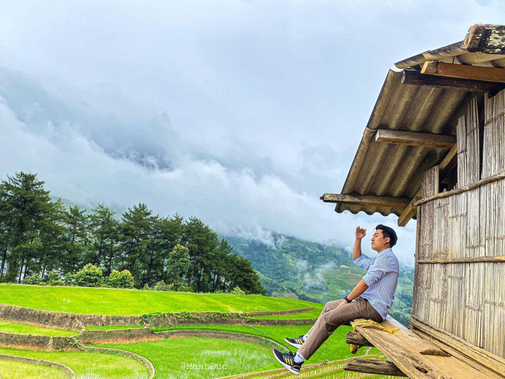 Thung lũng Lìm Mông, Lìm Thái: Nằm ngay dưới đèo Khau Phạ, là nơi có những bản làng người Thái. Du khách có thể chạy xe giữa những thửa ruộng ngắm bản làng yên bình và gặp gỡ từ trẻ nhỏ tới người già hoặc vui chơi bên những dòng suối mát lạnh. Ảnh: Mạnh Đức