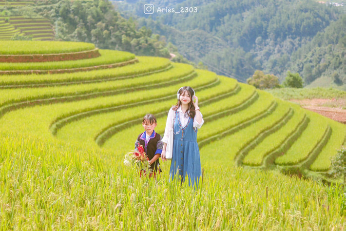 Đồi Móng Ngựa: Nằm ở Sáng Nhù cách thị trấn Mù Cang Chải hơn 2 km có những thửa ruộng bậc thang hình bán nguyệt đẹp như tranh vẽ. Đồi Móng Ngựa còn là một trong những nơi ngắm hoàng hôn tuyệt đẹp ở Mù Cang Chải. Ảnh: Hiền Mai