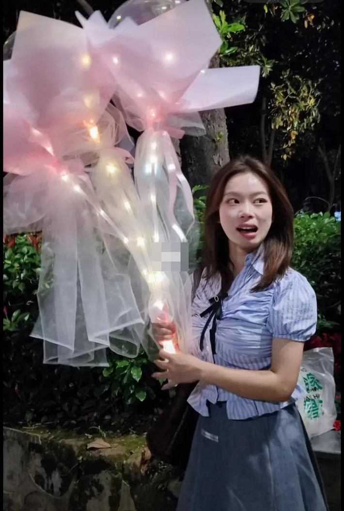 Không biết là vô tình hay cố ý, nhưng anh chồng đã khiến chị vợ bất lực lúc nhận ảnh.