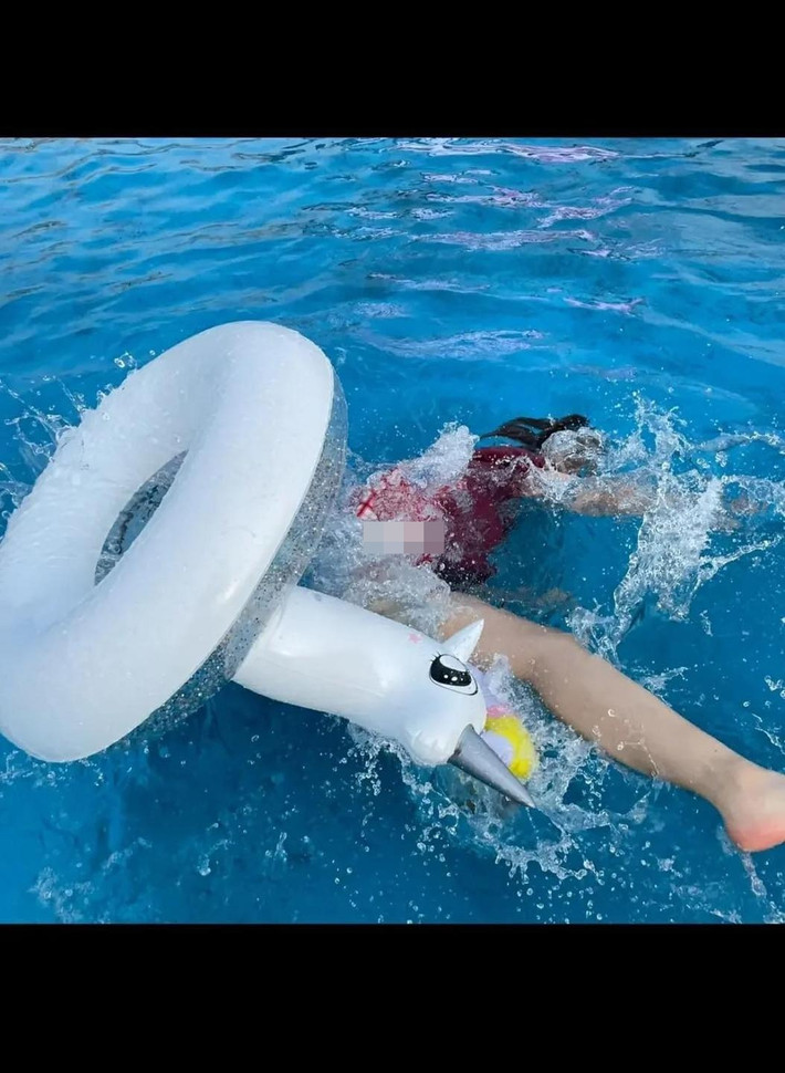 Cô gái này có lẽ phải bực mình đến mức muốn đường ai nấy đi vì khả năng chụp ảnh có hạn của "nửa kia".