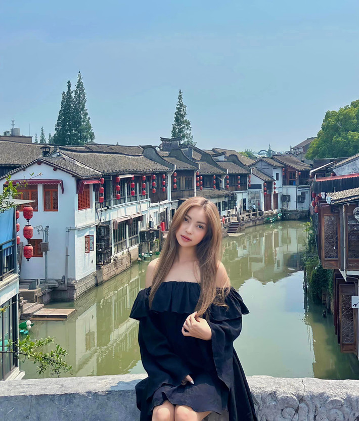 Kín tiếng về đời sống cá nhân nhưng Nhật Lê lại rất chăm chỉ chia sẻ cuộc sống mới trên mạng xã hội.