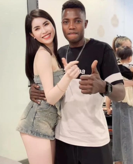 Tuy nhiên trong một vài khoảnh khắc cô có tạo dáng rất thân mật với Lindo, điều này cũng khiến cô nàng xinh đẹp bị chỉ trích bởi Lindo vốn là thanh niên đã có vợ con ở Angola.