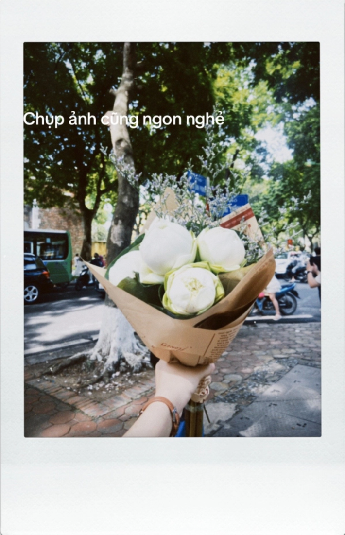 Bó hoa có khoảng 5 bông với kích cỡ khá to, đầy đặn và được bó trong gói giấy trông vô cùng lịch sự, đẹp mắt.
