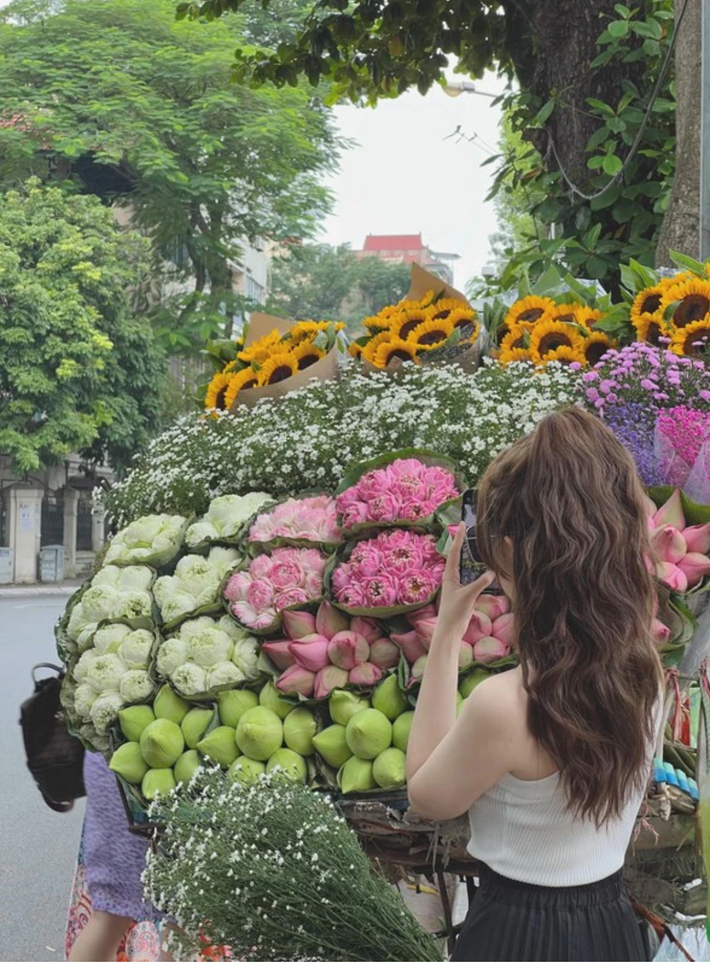 Những ngày này, tuyến phố Phan Đình Phùng (Hà Nội) luôn đông nghịt những người chụp ảnh “sống ảo” theo trend mùa thu Hà Nội.