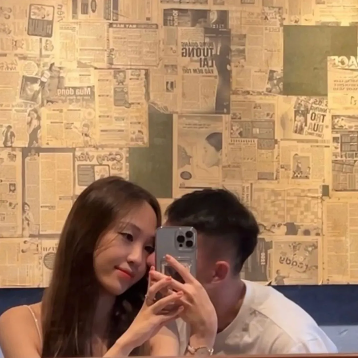 Bạn gái Quan Văn Chuẩn còn chăm chỉ đánh dấu ngày kỉ niệm của cả hai lên MXH.