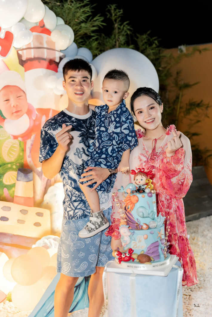 Trung vệ Đỗ Duy Mạnh và Quỳnh Anh là một trong những cặp đôi luôn khiến fan thích thú khi thường xuyên để lộ khoảnh khắc hài hước