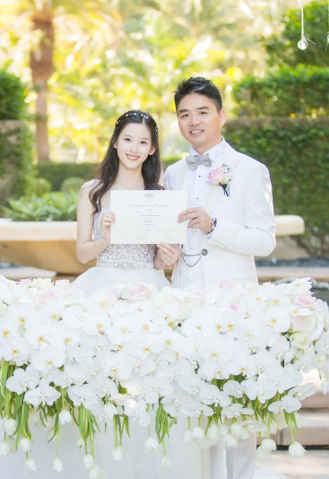 Kết hôn với tỷ phú công nghệ, Chương Trạch Thiên cũng nghiễm nhiên trở thành một trong những nữ nhân giàu có tại Trung Quốc. Vào năm 2020, cô còn tiếp tục khiến người ta lại phải trầm trồ khi lọt vào top 500 người giàu nhất Trung Quốc.