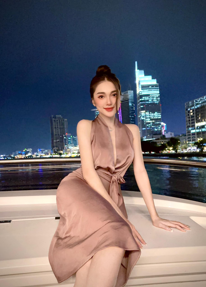 Hot girl Ngọc Nữ được chú ý khi dính tin đồn hẹn hò với cầu thủ Phan Văn Đức giữa năm 2018. Sau khi Văn Đức kết hôn với Nhật Linh, Ngọc Nữ lại khá kín tiếng về chuyện tình cảm.
