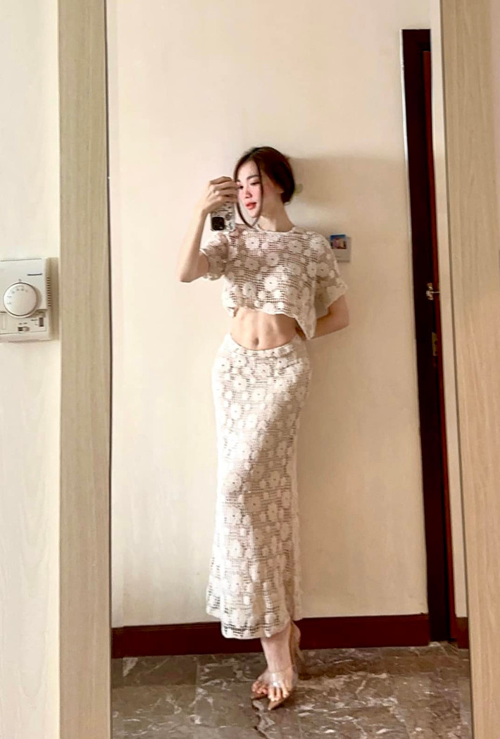 Với ngoại hình cao ráo, gương mặt xinh, ăn hình, Ngọc Nữ đã theo đuổi nghề người mẫu và làm PG ngay khi cô mới tốt nghiệp đại học.