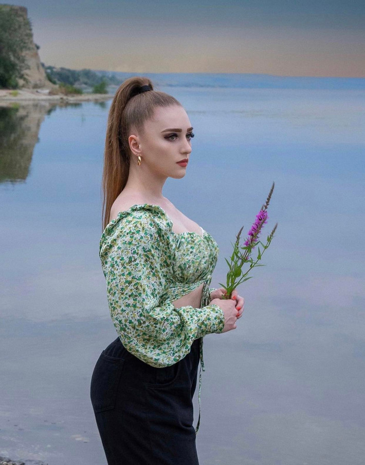 Julia Vins (1996) sinh ra ở Nga, nổi tiếng là một vận động viên cử tạ với thân hình cơ bắp và khuôn mặt ngây thơ, cô nàng cũng được gọi là " búp bê cơ bắp".