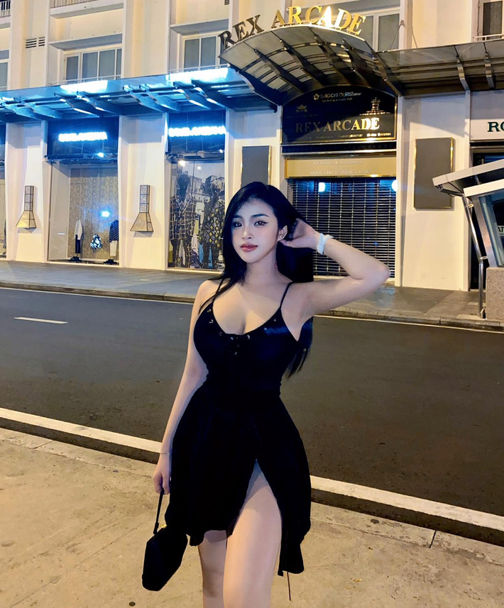 Nhiều cư dân mạng Trung Quốc còn ca ngợi cô là "cực phẩm hot girl" bởi nhan sắc xinh đẹp cùng gu mặc gợi cảm, làm nổi bật đường cong bốc lửa.