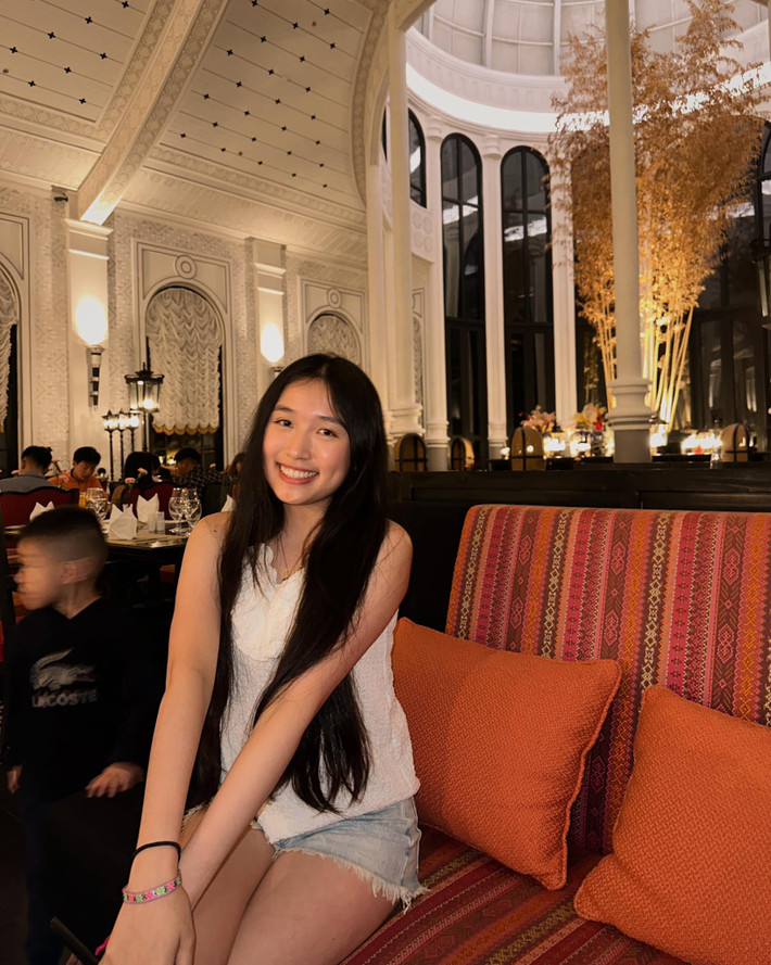 Jenny Huỳnh là một trong những YouTuber nổi tiếng nhất trên mạng xã hội hiện nay. Cô bạn chỉ mới 18 tuổi này đã sở hữu kênh YouTube với hàng triệu lượt người theo dõi với loạt vlog triệu view.