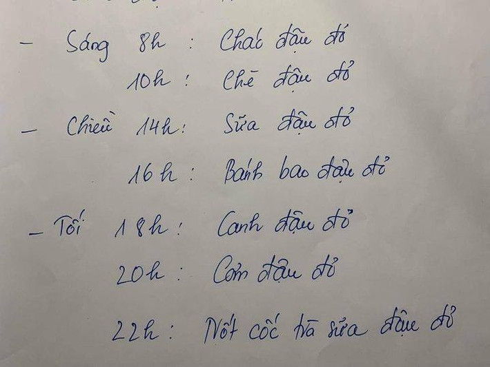 Đậu đỏ vốn được xem là một thực phẩm mang lại nhiều may mắn bởi màu đỏ tượng trưng cho sự tốt lành, may mắn. Vậy nên vào đúng ngày nào trào lưu ăn chè đậu đỏ thoát ế được nhiều người hưởng ứng, họ cũng bắt tay vào tự nấu những món từ đậu đỏ để gặp nhiều may mắn.