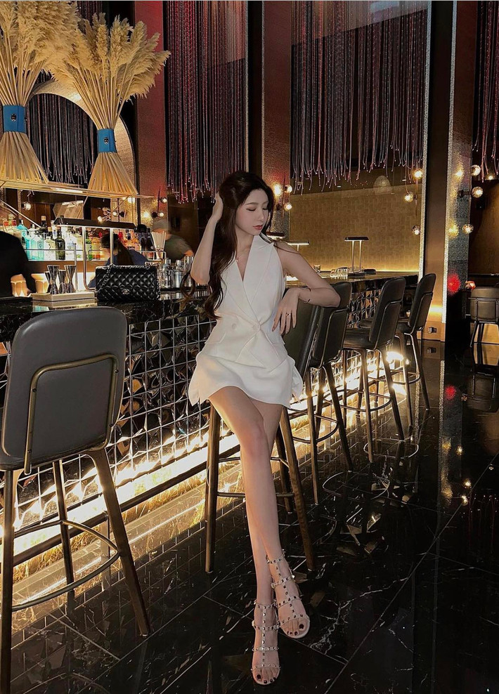 Góc nghiêng gây thương nhớ, sống mũi cao thẳng cùng lối trang điểm nhẹ nhàng khiến hot girl càng nổi bật hơn.