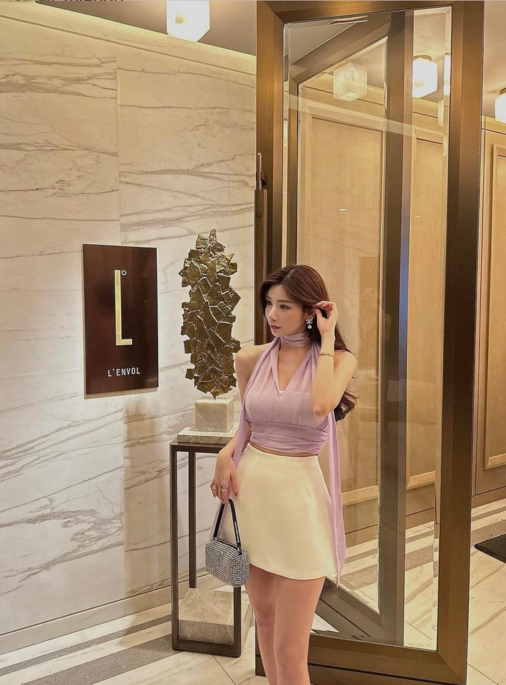 Cô có vẻ đẹp ngọt ngào, trong trẻo như một thiếu nữ mới lớn, nhan sắc xinh tươi giúp cho chân dài ngày càng được yêu mến.