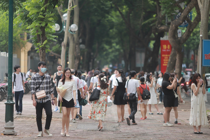 Mỗi khi Hà Nội vào thu, các phố phường bỗng trở nên dịu dàng, nên thơ, hữu tình đến lạ. Dịp cuối tuần trên con đường Phan Đình Phùng dễ bắt gặp hình ảnh giới trẻ đổ xô đến check in.