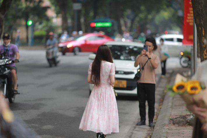 Nhiều bạn trẻ sẵn sàng xuống hẳn lòng đường Phan Đình Phùng chỉ để có được một nền ảnh không có quá nhiều người qua lại.
