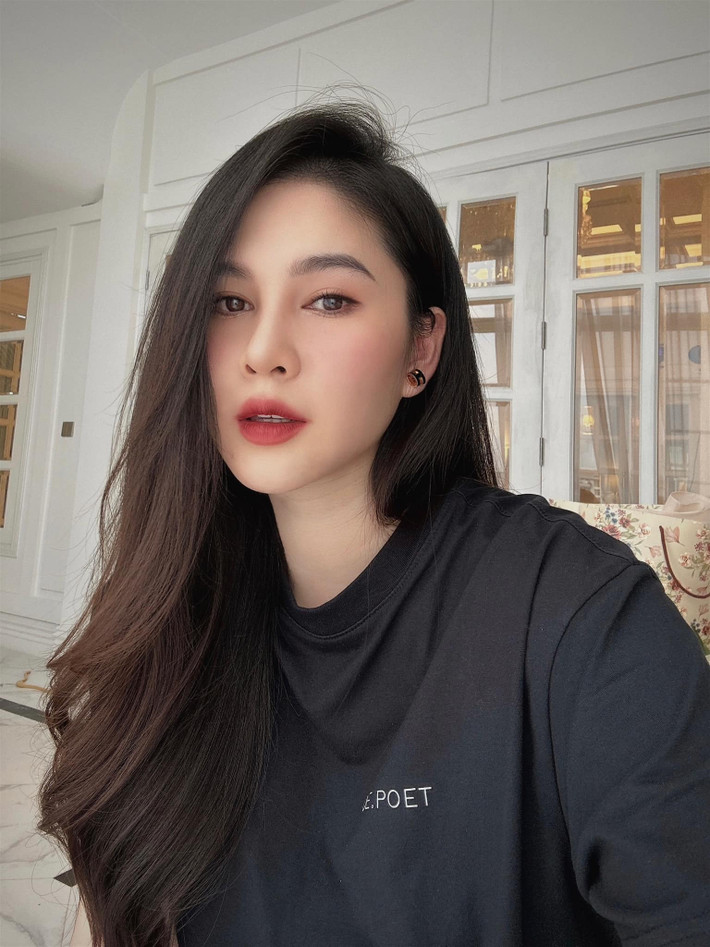 Nữ MC còn được nhà chồng cưng chiều hết mực. Trên trang cá nhân của mình cô thường xuyên đăng tải hình ảnh được mẹ chồng chăm lo từng bữa ăn.