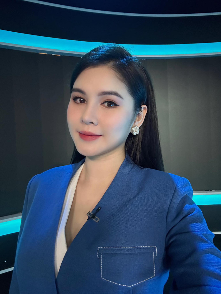 Chia sẻ về hình ảnh mới này, Vũ Thu Hoài từng đăng tải dòng trạng thái: "Giờ lên sóng em không mặc nổi váy vì bé mỡ. Style trưởng thành thế này được mấy điểm ạ thưa quý vị?"
