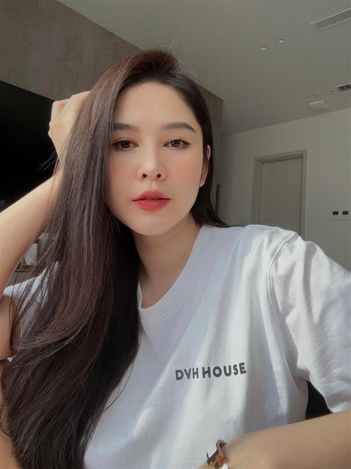 Dù thời kỳ bầu bí tăng cân khá nhiều nhưng dường như gương mặt cô nàng vẫn không bị phá nét.