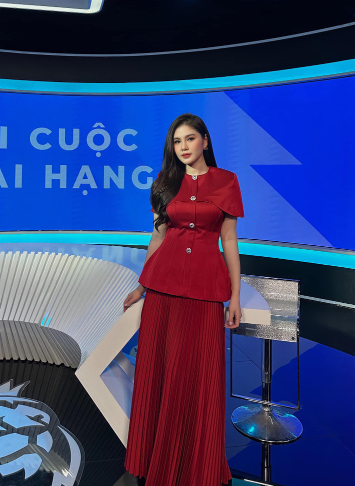 Thời gian vừa qua, sau khi sinh con đầu lòng nữ MC xinh đẹp gây chú ý với hình ảnh hoàn toàn mới khi quay lại bản tin thể thao. Bà mẹ bỉm sữa dần ăn mặc trưởng thành và kín đáo hơn xưa.