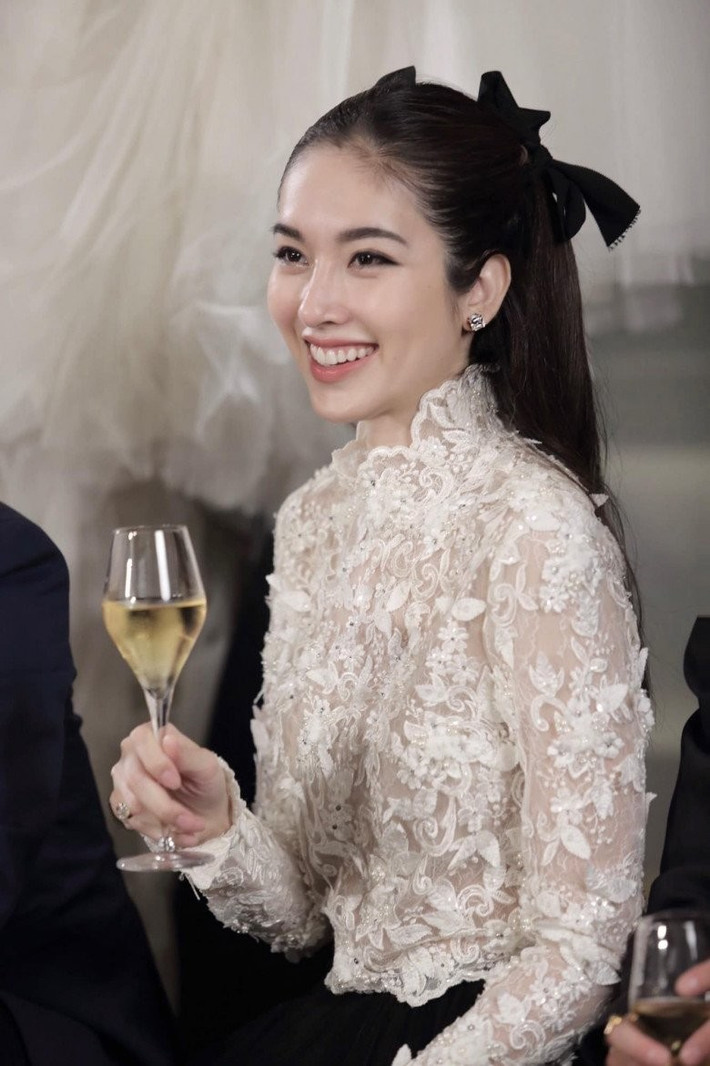 Nong Poy sinh năm 1986 và đăng quang Hoa hậu Chuyển giới Quốc tế năm 2004. Vào năm 2015, Nong Poy xếp thứ 63 trong danh sách 100 gương mặt đẹp nhất thế giới, do TC Candler bình chọn.