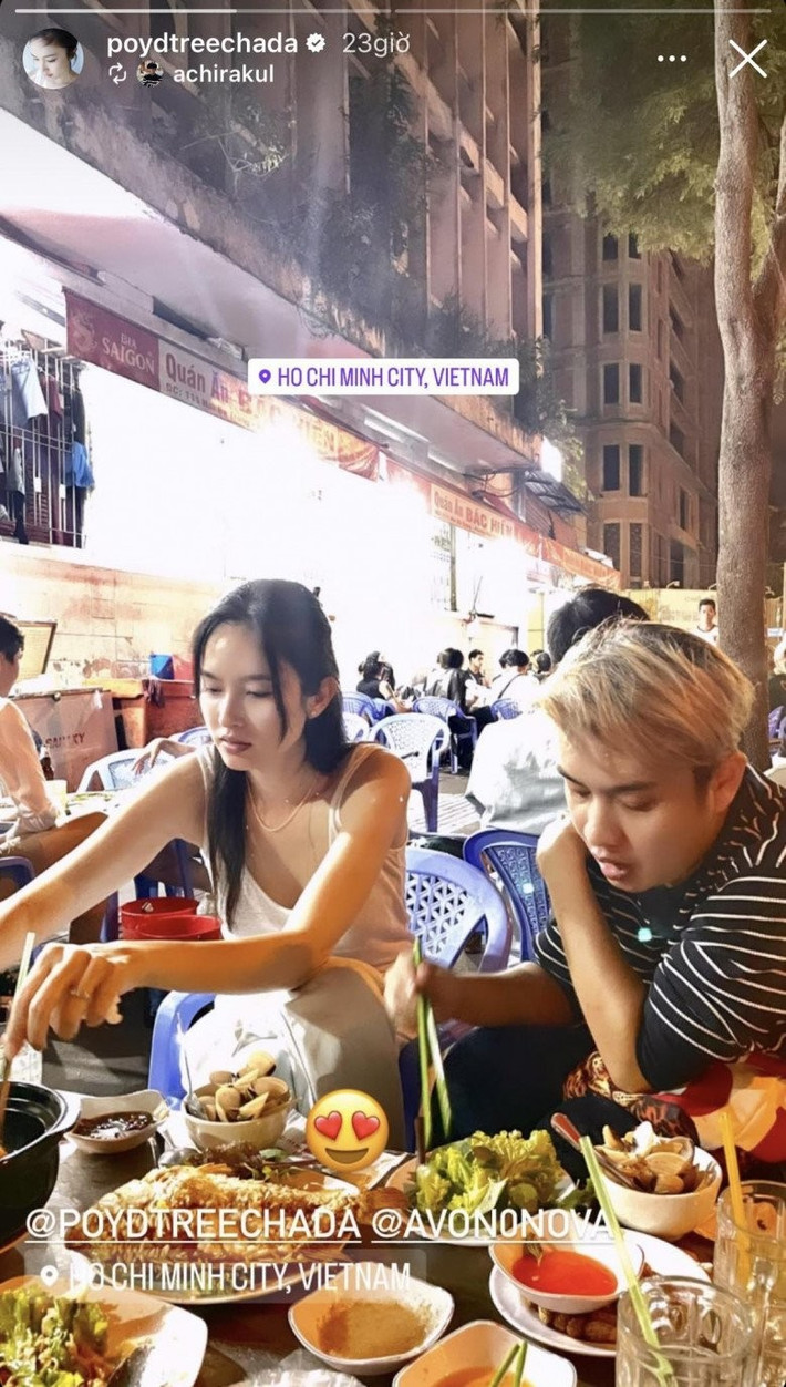 Làn da trắng hồng cùng thần thái tươi tắn của mỹ nhân gần như chẳng đổi khác gì so với khi trang điểm.