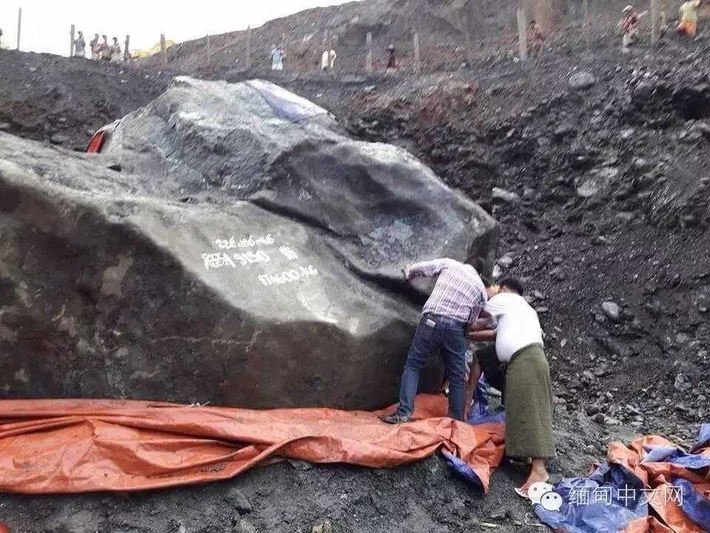 Những viên ngọc bích đầu tiên được tìm thấy tại Ba Lan và Trung Hoa còn hiện nay nguồn cung xuất hiện tại British Columbia, Nga, Đài Loan và Hoa Kỳ.