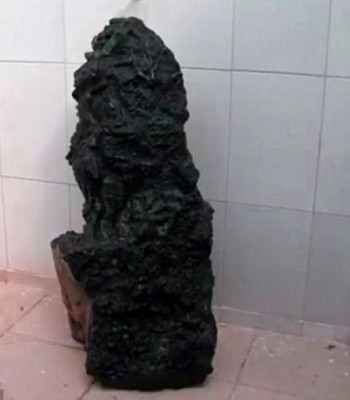 Khối ngọc bích này nặng 363 kg và được bán cho một chủ mỏ gần đó với giá trị ước tính là 305 triệu USD (hơn 7.000 tỷ đồng).