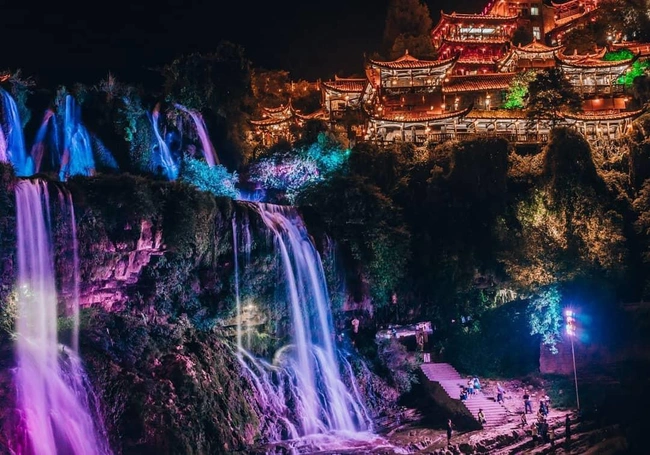 Trấn Phù Dung là một ngôi làng có vẻ bình thường nhưng lại mang đậm dấu ấn lịch sử và văn hóa. Nơi đây được mệnh danh là tiểu trấn bên sông đẹp nhất Trung Quốc.