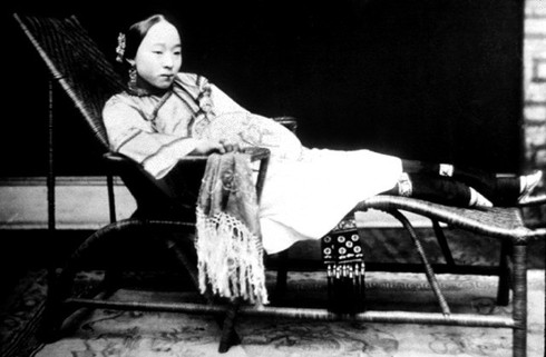 Mặc dù đạt được vẻ đẹp và tầng lớp xã hội cao, nhưng các phi tần vẫn không dám để lộ đôi chân trước mặt vua. Điều này có rất nhiều nguyên do phức tạp, liên quan đến những tư tưởng, quan niệm xã hội và quyền lực trong triều đại đó.