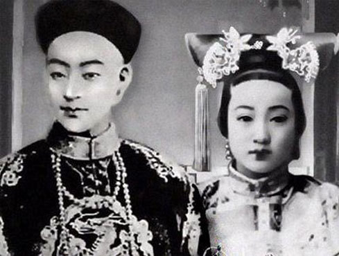 Bộ tộc Nữ Chân của triều Thanh liên kết hôn nhân với các tộc Mông Cổ thông qua việc lấy con gái của bộ tộc Nữ Chân làm vợ cho người Mông Cổ, và ngược lại.