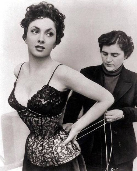 Phụ nữ quý tộc không chịu khó siết chặt dây corset sẽ bị đánh giá là buông thả, không phải “tiểu thư con nhà”. Vì vậy nàng Scarlett trong “Cuốn theo chiều gió” vì muốn giấu bản năng hoang dại của mình và vì muốn khoe vòng eo 43cm huyền thoại nên vẫn phải chống tay vào cột để u già siết chặt dây đến nghẹt thở.