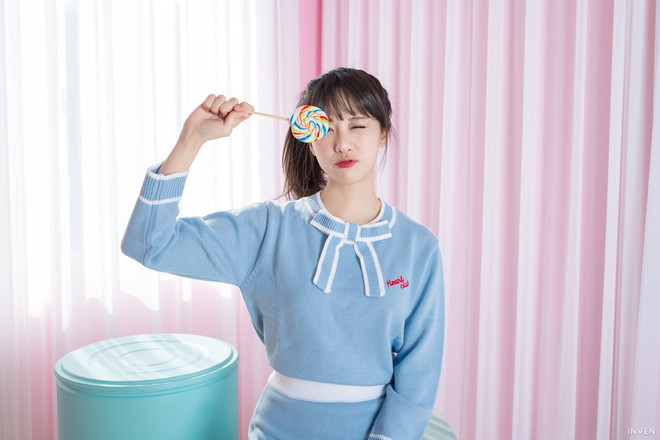 Cùng với sự tiến bộ rõ rệt trong công việc thì nhan sắc của cô nàng cũng ngày càng trở nên cuốn hút hơn. Kim Min-Ah luôn có cách khiến mọi người chú ý tới mình với kiểu phỏng vấn duyên dáng, chuyên nghiệp cùng vẻ ngoài xinh đẹp.