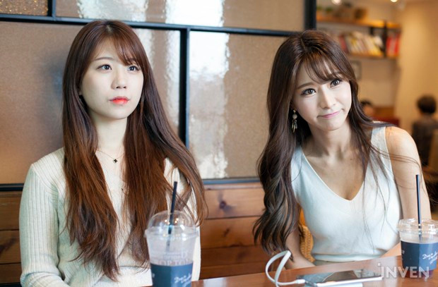 Min-Ah cho biết có một thời gian cô gặp nhiều áp lực, một phần do công việc mới và phần còn lại là bị khán giả đánh giá thua xa với nữ MC cũ của LCK 2018 , Su-Hyeon (bên phải) về cả nhan sắc và tài năng.