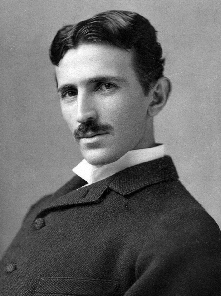 2. Nikola Tesla: Là một nhà phát minh, nhà vật lý, kỹ sư cơ khí và kỹ sư điện người Mỹ gốc Serb, Nikola Tesla sinh ra ở Smiljan, Đế quốc Áo, sau này trở thành công dân Mỹ.