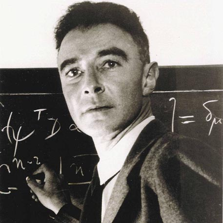 Oppenheimer sinh năm 1904 tại New York và là con trai của một người nhập cư Đức gốc Do Thái.
