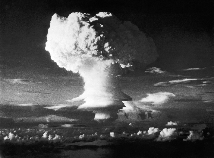 Oppenheimer đã tập hợp một đội ngũ nhà khoa học xuất sắc và cống hiến của mình để phát triển bom nguyên tử.