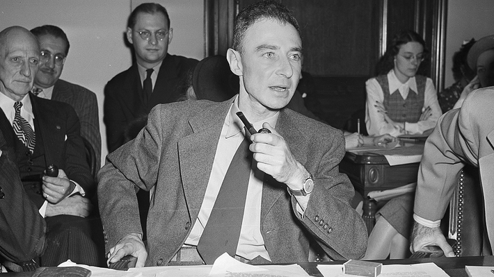 Vào ngày 16/7/1945, vụ nổ hạt nhân đầu tiên trên thế giới đã xảy ra tại bãi thử nghiệm Trinity ở Los Alamos. Sau đó, Mỹ đã thả hai quả bom nguyên tử xuống Hiroshima và Nagasaki vào tháng 8 năm 1945.