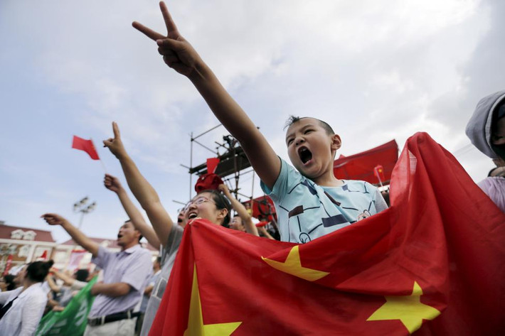Hòa chung không khí này, hai mẹ con người Trung Quốc cũng ăn mừng cùng toàn thể mọi người đang tập trung ở khu vực quảng trường xã Chongli, thị trấn Trương Gia Khẩu, nơi sẽ diễn ra một vài sự kiện thuộc thế vận hội 2022.