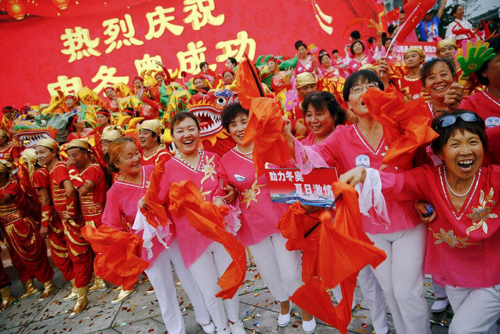 Niềm vui hân hoan hiện rõ trên khuôn mặt mọi người.