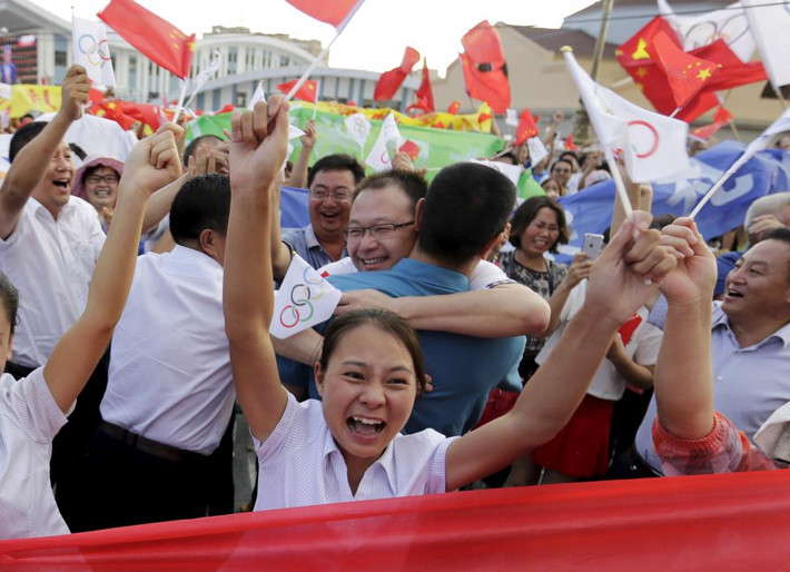 Mọi người vui mừng sau tin Bắc Kinh được chọn là chủ nhà Olympic 2022.