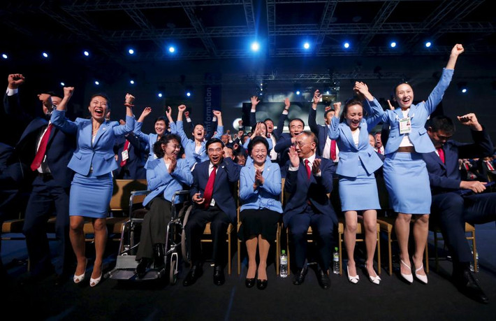 Các thành viên đoàn Bắc Kinh nhảy lên ăn mừng sau khi thông báo của Chủ tịch Bach ở phiên họp IOC lần thứ 128 ở Thủ đô Kuala Lumpur hôm 31/7.