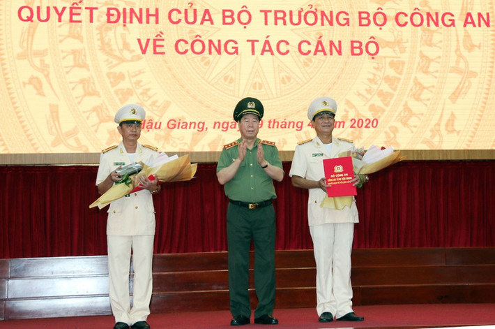 Cùng ngày 19/4, Thứ trưởng Bộ Công an Bùi Văn Nam đã trao quyết định nghỉ công tác chờ hưu đối với đại tá Phan Hoàng Lắm - Giám đốc Công an tỉnh Hậu Giang. (Ảnh: Lãnh đạo Bộ Công an trao quyết định bổ nhiệm thượng tá Huỳnh Việt Hòa (bên trái), tân giám đốc Công an tỉnh Hậu Giang. Nguồn: Linh Lan)