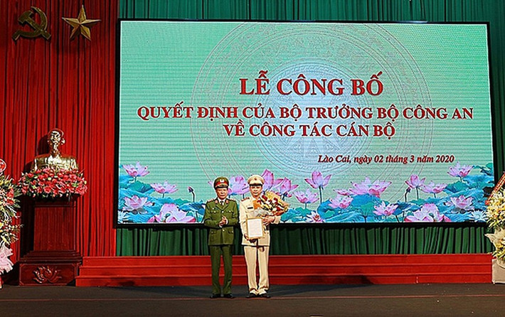 Tân giám đốc Công an Lào Cai: Ngày 2/3, thượng tướng Lê Quý Vương - Thứ trưởng Bộ Công an đã trao quyết định của Bộ trưởng Bộ Công an bổ nhiệm đồng chí Đại tá Lưu Hồng Quảng - Phó Giám đốc Công an tỉnh Lào Cai giữ chức vụ Giám đốc Công an tỉnh Lào Cai thay Đại tá Đinh Tiến Quân nghỉ chế độ hưu trí từ ngày 01/03/2020. (Ảnh: Thứ trưởng Lê Quý Vương trao quyết định cho Đại tá Lưu Hồng Quảng. Nguồn: CAND)