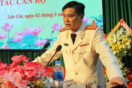 Được biết, Đại tá Lưu Hồng Quảng sinh năm 1968, quê quán huyện Quảng Xương, tỉnh Thanh Hóa, có trình độ chuyên môn tiến sỹ. Ông Quảng tham gia vào công an nhân dân năm 1986 và đảm nhiệm các chức vụ khác nhau tại Cục An ninh đối ngoại Bộ Công an. Tháng 9/2014, ông được Bộ Công an luân chuyển, bổ nhiệm giữ chức vụ Phó Giám đốc Công an tỉnh Lào Cai. (Ảnh: Công an Lào Cai)