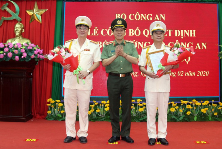 Còn Đại tá Lê Minh Quang - Giám đốc Công an tỉnh Sóc Trăng được Bộ Công an điều động, bổ nhiệm làm phó chánh Văn phòng Bộ Công an. (Đại tá Nguyễn Minh Ngọc bên phải. Ảnh: PLO)