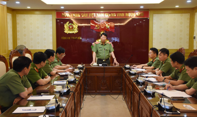 Tân Giám đốc Công an tỉnh Thanh Hóa: Ngày 18/5, đại tá Trần Phú Hà - Phó Cục trưởng Cục An ninh mạng và Phòng chống tội phạm công nghệ cao, Bộ Công an đã được điều động, bổ nhiệm về giữ chức vụ Giám đốc Công an tỉnh Thanh Hoá. (Ảnh: Thượng tướng Bùi Văn Nam, Thứ trưởng Bộ Công an làm việc với Công an tỉnh Thanh Hóa chiều ngày 18/5. Nguồn: NLD)